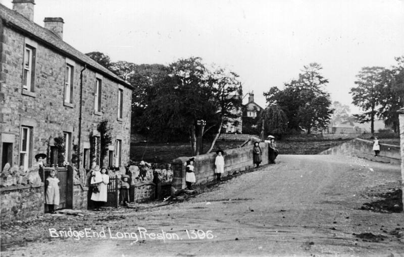 Bridge End C 1904.JPG - View of Bridge End - thought to be 1904 Note you can just see the edge of some cottages which used to be on the right.  ( Can anyone confirm the date and which families lived there then? When were the cottages on the right demolished? - thought to be 1939.) 